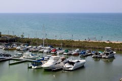 Vista para baixo nos barcos da parte superior do farol de Kincardine imagens de stock Vista para baixo nos barcos da parte superior do farol de Kincardine imagens de stock