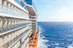 Vista para o mar de uma plataforma do navio de cruzeiros em um dia brilhante imagens de stock Vista para o mar de uma plataforma do navio de cruzeiros em um dia brilhante imagens de stock
