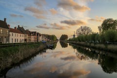 Vista pittoresca sul canale di Damse Vaart nel villaggio di Damme vicino a Bruges immagini stock libere da diritti Vista pittoresca sul canale di Damse Vaart nel villaggio di Damme vicino a Bruges immagini stock libere da diritti