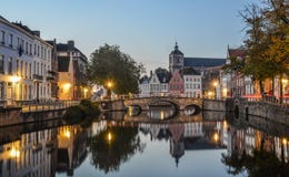 Vista scenica della città del canale di Bruges alla notte immagini stock Vista scenica della città del canale di Bruges alla notte immagini stock