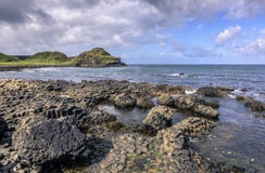 Vista scenica della strada soprelevata del gigante, contea Antrim, Irlanda del Nord fotografie stock libere da diritti Vista scenica della strada soprelevata del gigante, contea Antrim, Irlanda del Nord fotografie stock libere da diritti