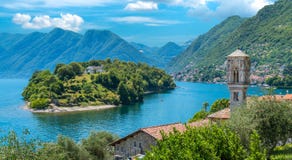 Vista scenica nel lago di trascuratezza Como, Lombardia Italia di Ossuccio, piccolo e bello del villaggio fotografie stock libere da diritti Vista scenica nel lago di trascuratezza Como, Lombardia Italia di Ossuccio, piccolo e bello del villaggio fotografie stock libere da diritti