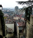 Vista sobre os telhados do inverno nublado Lyon, França fotografia de stock royalty free Vista sobre os telhados do inverno nublado Lyon, França fotografia de stock royalty free
