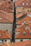 Vista sobre telhados e rua na cidade velha de dubrovnik, coratia fotografia de stock Vista sobre telhados e rua na cidade velha de dubrovnik, coratia fotografia de stock