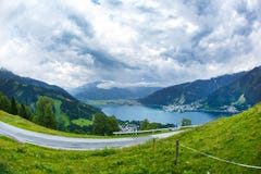 A vista sobre Zeller considera o lago Zell Am vê, Áustria, Europa fotos de stock royalty free A vista sobre Zeller considera o lago Zell Am vê, Áustria, Europa fotos de stock royalty free