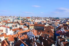 Vista sopra i tetti di vecchia città a Praga fotografia stock libera da diritti Vista sopra i tetti di vecchia città a Praga fotografia stock libera da diritti