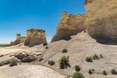 Vista spettacolare delle piramidi del gesso delle rocce del monumento sulle alte pianure in Kansas occidentale fotografia stock Vista spettacolare delle piramidi del gesso delle rocce del monumento sulle alte pianure in Kansas occidentale fotografia stock