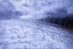 Vista su un paesaggio freddo di inverno fuori della finestra Fotografie Stock Libere da Diritti Vista su un paesaggio freddo di inverno fuori della finestra Fotografie Stock Libere da Diritti
