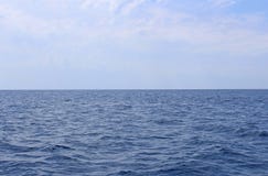 Vista sul mare con l'orizzonte di mare ed il cielo blu profondo quasi chiaro Fondo fotografie stock Vista sul mare con l'orizzonte di mare ed il cielo blu profondo quasi chiaro Fondo fotografie stock
