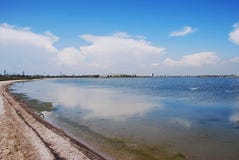 Vista sul mare del mare di Azov Nessuno sulla spiaggia Bello litorale fotografie stock Vista sul mare del mare di Azov Nessuno sulla spiaggia Bello litorale fotografie stock