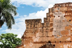 Vista sulle rovine dell'ospedale della st Nicolas di Bari, Santo Domingo, Repubblica dominicana Primo piano immagine stock libera da diritti Vista sulle rovine dell'ospedale della st Nicolas di Bari, Santo Domingo, Repubblica dominicana Primo piano immagine stock libera da diritti