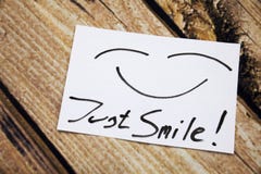 Vista superior apenas de la nota pegajosa de la sonrisa sobre el escritorio de madera con la cara de la sonrisa Imagen de archivo Vista superior apenas de la nota pegajosa de la sonrisa sobre el escritorio de madera con la cara de la sonrisa Imagen de archivo