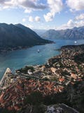 Vista superior da ba?a de Kotor em Montenegro Dia ensolarado na costa adriático de Kotor foto de stock Vista superior da ba?a de Kotor em Montenegro Dia ensolarado na costa adriático de Kotor foto de stock