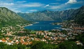 Vista superior da baía de Boka Kotor e Kotor da montanha de Lovcen, Monte fotos de stock Vista superior da baía de Boka Kotor e Kotor da montanha de Lovcen, Monte fotos de stock