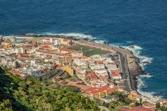 Vista superior da cidade lindo de Garachico, porto de comércio geral na lente longa passada do focuse tenerife Ilhas Can?rias spa fotografia de stock Vista superior da cidade lindo de Garachico, porto de comércio geral na lente longa passada do focuse tenerife Ilhas Can?rias spa fotografia de stock