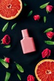 vista superior da garrafa do perfume com botões e fatias cor-de-rosa da toranja ao redor fotos de stock royalty free vista superior da garrafa do perfume com botões e fatias cor-de-rosa da toranja ao redor fotos de stock royalty free
