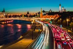 Vista superior da noite Moscou invernal, do Kremlin, da ponte e da terraplenagem de pedra grande de Prechistenskaya e do rio de M imagem de stock Vista superior da noite Moscou invernal, do Kremlin, da ponte e da terraplenagem de pedra grande de Prechistenskaya e do rio de M imagem de stock