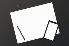 Vista superior del teléfono celular, del documento y de la pluma en blanco sobre una tabla negra, MES Imagen de archivo Vista superior del teléfono celular, del documento y de la pluma en blanco sobre una tabla negra, MES Imagen de archivo