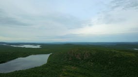 Vista superior do lago com pedras e muito costas do verde imagem de stock Vista superior do lago com pedras e muito costas do verde imagem de stock