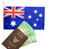 A vista superior do passaporte de Tailândia tem o dinheiro australiano do dinheiro em sua bandeira sobre posta de Austrália no fu imagem de stock royalty free A vista superior do passaporte de Tailândia tem o dinheiro australiano do dinheiro em sua bandeira sobre posta de Austrália no fu imagem de stock royalty free