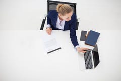 vista superior, mulher de negócio nova que senta-se e que trabalha no escritório de imagem de stock royalty free vista superior, mulher de negócio nova que senta-se e que trabalha no escritório de imagem de stock royalty free