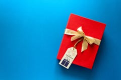 Vista superior na caixa de presente vermelha do Natal decorada com a fita no fundo do papel azul Ano novo, feriados e decorações fotos de stock Vista superior na caixa de presente vermelha do Natal decorada com a fita no fundo do papel azul Ano novo, feriados e decorações fotos de stock