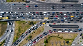 Vista superiore aerea del bivio da sopra, della circolazione e dell'inceppamento delle automobili, concetto del trasporto immagine stock libera da diritti Vista superiore aerea del bivio da sopra, della circolazione e dell'inceppamento delle automobili, concetto del trasporto immagine stock libera da diritti