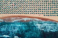 Vista superiore aerea sulla spiaggia Ombrelli, sabbia ed onde del mare immagine stock Vista superiore aerea sulla spiaggia Ombrelli, sabbia ed onde del mare immagine stock