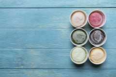 Vista superiore dei sapori del gelato in tazza e guarnizione fotografie stock libere da diritti Vista superiore dei sapori del gelato in tazza e guarnizione fotografie stock libere da diritti