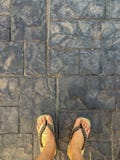Vista superiore del selfie del piede che indossa le scarpe di stile giapponese fotografia stock libera da diritti Vista superiore del selfie del piede che indossa le scarpe di stile giapponese fotografia stock libera da diritti