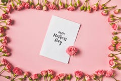 vista superiore del telaio fatta dalle belle rose rosa e dalla cartolina d'auguri felice di giorno di madri sul rosa immagini stock libere da diritti vista superiore del telaio fatta dalle belle rose rosa e dalla cartolina d'auguri felice di giorno di madri sul rosa immagini stock libere da diritti