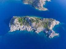 Vista superiore delle isole della roccia in mezzo dell'acqua di mare blu Fotografia Stock Vista superiore delle isole della roccia in mezzo dell'acqua di mare blu Fotografia Stock