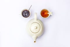 Vista superiore di composizione creativa sulla teiera della tazza di caffè, del tè e di bianco su fondo bianco fotografia stock libera da diritti Vista superiore di composizione creativa sulla teiera della tazza di caffè, del tè e di bianco su fondo bianco fotografia stock libera da diritti