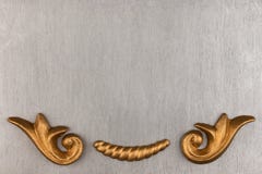 Vista superiore di uno stucco lussuoso dell'oro su un fondo d'argento fotografie stock Vista superiore di uno stucco lussuoso dell'oro su un fondo d'argento fotografie stock