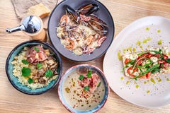 Vista superiore su alimento servito sulla tavola di legno bianca Bruschetta italiana di cucina, minestra del jamon, risotto e pas fotografie stock Vista superiore su alimento servito sulla tavola di legno bianca Bruschetta italiana di cucina, minestra del jamon, risotto e pas fotografie stock