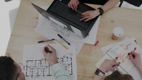 Vista superiore Un gruppo di giovani progettisti messi a fuoco crea il piano di un complesso residenziale multipiano contemporane archivi video Vista superiore Un gruppo di giovani progettisti messi a fuoco crea il piano di un complesso residenziale multipiano contemporane archivi video