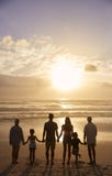 Vista traseira da multi família da geração mostrada em silhueta na praia fotografia de stock Vista traseira da multi família da geração mostrada em silhueta na praia fotografia de stock