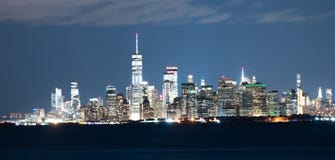 Vista urbana del centro Hudson River di notte dell'orizzonte della città di Manhattan fotografia stock Vista urbana del centro Hudson River di notte dell'orizzonte della città di Manhattan fotografia stock