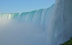 Vista vicina del cascate del Niagara dal fondo sul lato canadese fotografia stock Vista vicina del cascate del Niagara dal fondo sul lato canadese fotografia stock