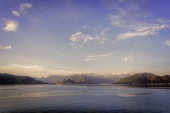 Vista ακροθαλασσιών Agean κάτω από τα διεσπαρμένα άσπρα σύννεφα στους μπλε ουρανούς, χρυσή ώρα Στοκ Εικόνες Vista ακροθαλασσιών Agean κάτω από τα διεσπαρμένα άσπρα σύννεφα στους μπλε ουρανούς, χρυσή ώρα Στοκ Εικόνες
