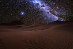 Vistas surpreendentes do deserto de Sahara sob o céu estrelado da noite fotos de stock royalty free Vistas surpreendentes do deserto de Sahara sob o céu estrelado da noite fotos de stock royalty free