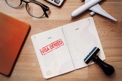 Visto e passaporto con il bollo negato su una vista superiore del documento fotografia stock Visto e passaporto con il bollo negato su una vista superiore del documento fotografia stock