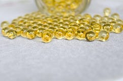 Vistraan omega-3 tabletten in ronde capsules op een witte achtergrond De ruimte van het exemplaar royalty-vrije stock afbeeldingen Vistraan omega-3 tabletten in ronde capsules op een witte achtergrond De ruimte van het exemplaar royalty-vrije stock afbeeldingen