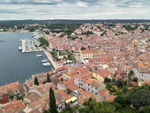 Visão através de uma janela, mar da cidade fotos de stock Visão através de uma janela, mar da cidade fotos de stock