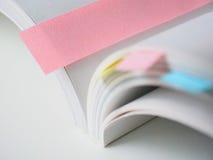 Vit bok med färgrika bokmärker royaltyfria bilder Vit bok med färgrika bokmärker royaltyfria bilder