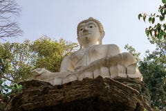 Vit Buddhastaty på stenen i tempel av Thailand arkivbilder Vit Buddhastaty på stenen i tempel av Thailand arkivbilder