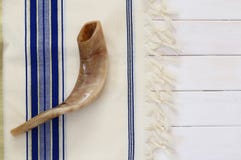 Vit bönsjal - Tallit och Shofar (hornet) Judisk klosterbroder royaltyfria foton Vit bönsjal - Tallit och Shofar (hornet) Judisk klosterbroder royaltyfria foton