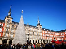 Vit julgran i Plazaborgmästaren, huvudsaklig fyrkant, Madrid, Spanien royaltyfri foto Vit julgran i Plazaborgmästaren, huvudsaklig fyrkant, Madrid, Spanien royaltyfri foto