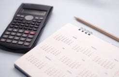 Vit kalender i planläggningsbegrepp arkivfoton Vit kalender i planläggningsbegrepp arkivfoton