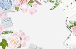 Vit kvinnlig bakgrund Lekmanna- lägenhet Rosa rosor, kronblad, spegel, gräsplansidor, gåva, påse placera text Varje gladlynt meni arkivfoton Vit kvinnlig bakgrund Lekmanna- lägenhet Rosa rosor, kronblad, spegel, gräsplansidor, gåva, påse placera text Varje gladlynt meni arkivfoton